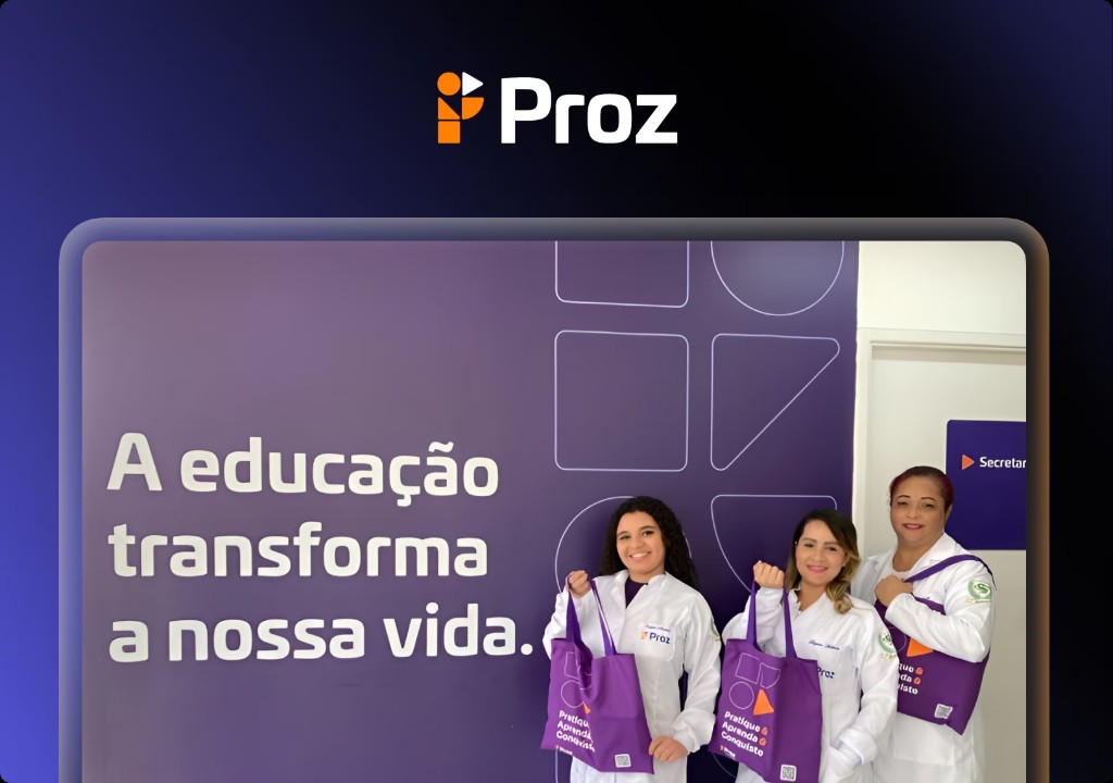Imagem promocional da Proz Educação com três mulheres de jaleco branco diante de uma parede roxa com o texto “A educação transforma a nossa vida.”